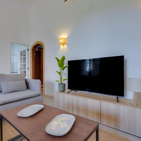 Appartement 4 Bed Spacious New Renovated, Free Parking Close Pero Dias