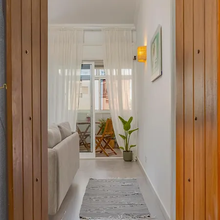4 Bed Spacious New Renovated, Free Parking Close Appartement