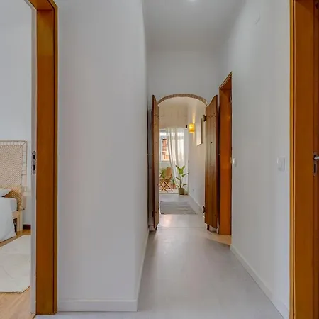 4 Bed Spacious New Renovated, Free Parking Close Appartement Pero Dias