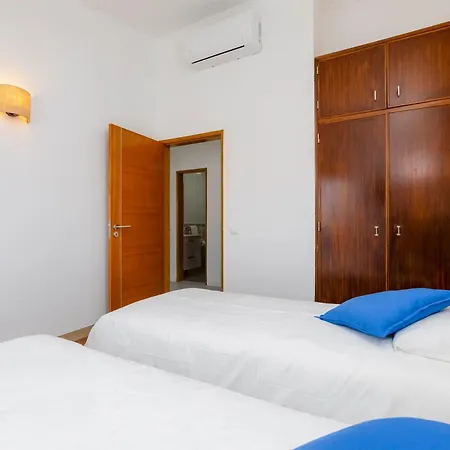 4 Bed Spacious New Renovated, Free Parking Close Appartement Pero Dias