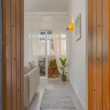 4 Bed Spacious New Renovated, Free Parking Close Appartement Pero Dias