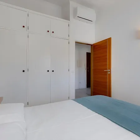 4 Bed Spacious New Renovated, Free Parking Close Appartement