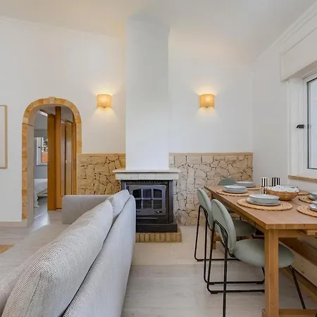 4 Bed Spacious New Renovated, Free Parking Close Appartement Pero Dias