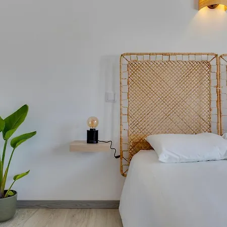 4 Bed Spacious New Renovated, Free Parking Close