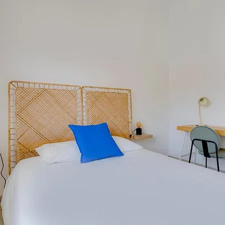 4 Bed Spacious New Renovated, Free Parking Close Appartement *