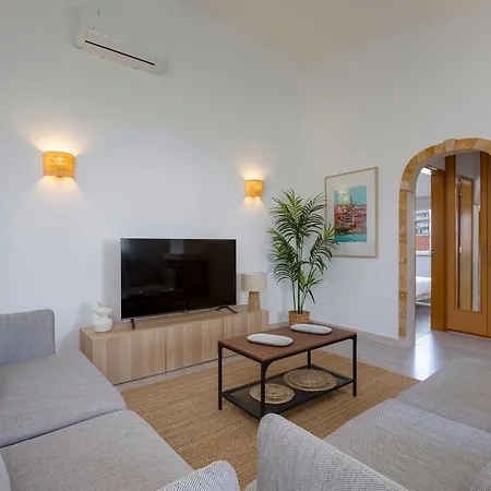 4 Bed Spacious New Renovated, Free Parking Close Appartement