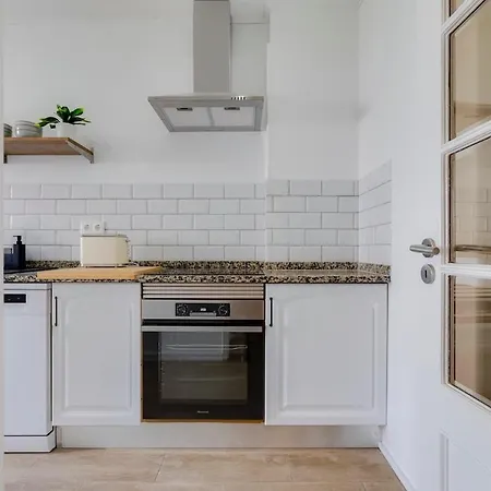 Appartement 4 Bed Spacious New Renovated, Free Parking Close *