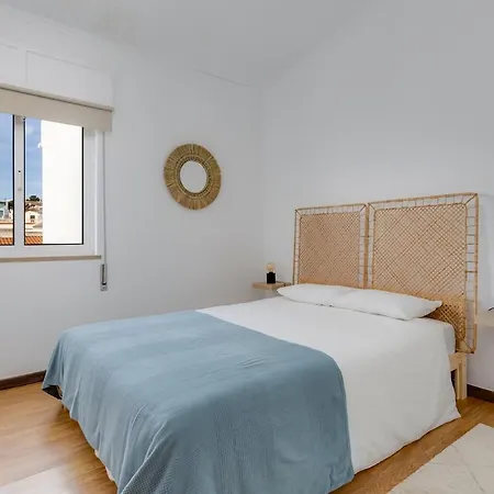 Appartement 4 Bed Spacious New Renovated, Free Parking Close *