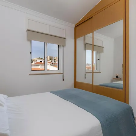 4 Bed Spacious New Renovated, Free Parking Close Pero Dias