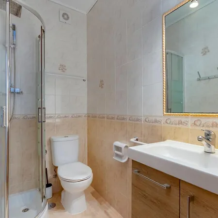 4 Bed Spacious New Renovated, Free Parking Close Pero Dias