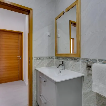 4 Bed Spacious New Renovated, Free Parking Close Appartement *