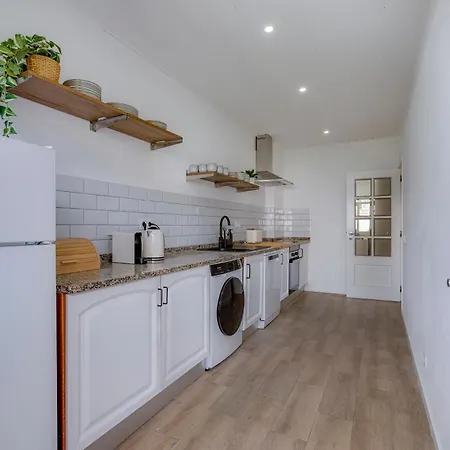 4 Bed Spacious New Renovated, Free Parking Close *