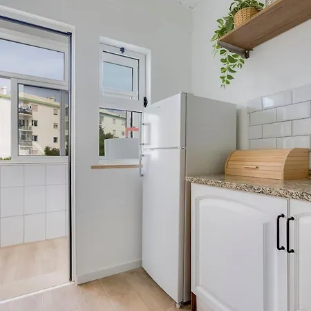 Appartement 4 Bed Spacious New Renovated, Free Parking Close Pero Dias