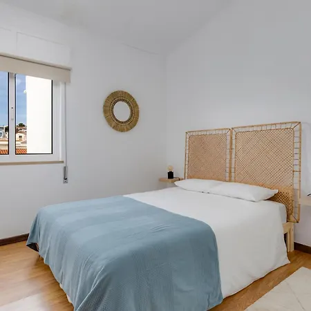 4 Bed Spacious New Renovated, Free Parking Close Pero Dias