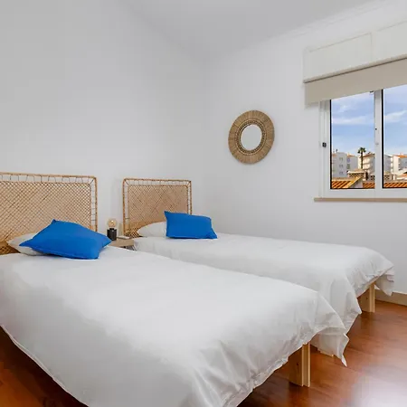 4 Bed Spacious New Renovated, Free Parking Close Appartement Pero Dias