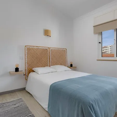 Appartement 4 Bed Spacious New Renovated, Free Parking Close *