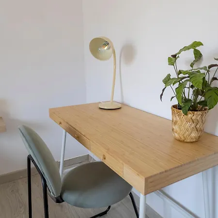 4 Bed Spacious New Renovated, Free Parking Close Appartement Pero Dias