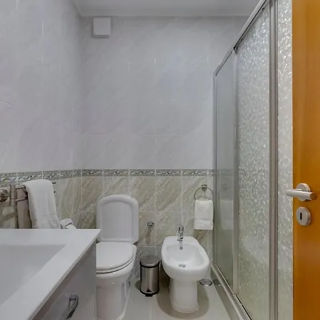 4 Bed Spacious New Renovated, Free Parking Close Pero Dias
