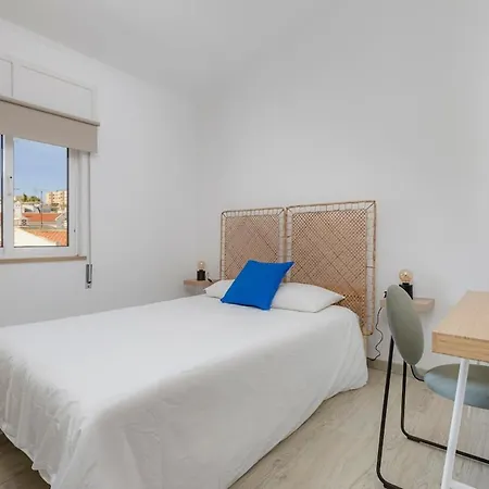 4 Bed Spacious New Renovated, Free Parking Close