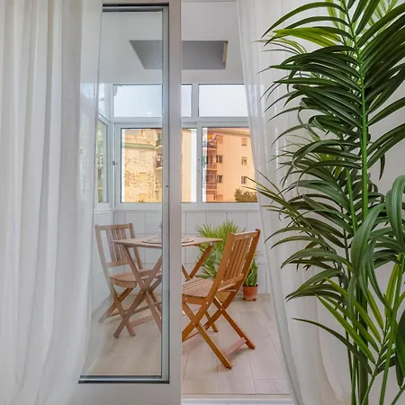 4 Bed Spacious New Renovated, Free Parking Close Appartement Pero Dias