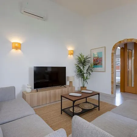 Appartement 4 Bed Spacious New Renovated, Free Parking Close Pero Dias