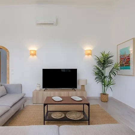 4 Bed Spacious New Renovated, Free Parking Close Appartement