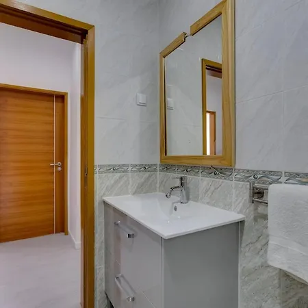 Appartement 4 Bed Spacious New Renovated, Free Parking Close Pero Dias