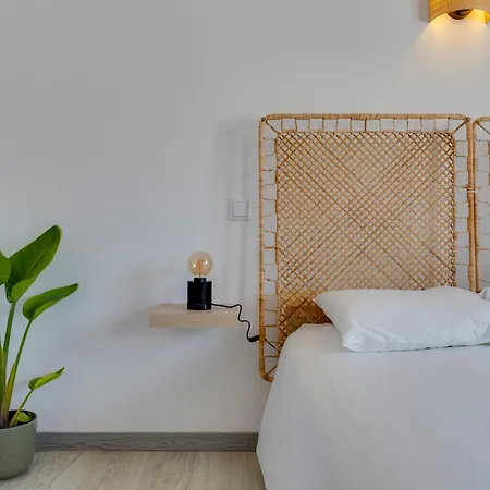 4 Bed Spacious New Renovated, Free Parking Close