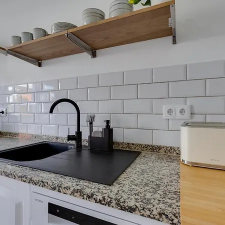 4 Bed Spacious New Renovated, Free Parking Close