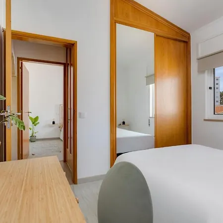 4 Bed Spacious New Renovated, Free Parking Close Appartement Pero Dias