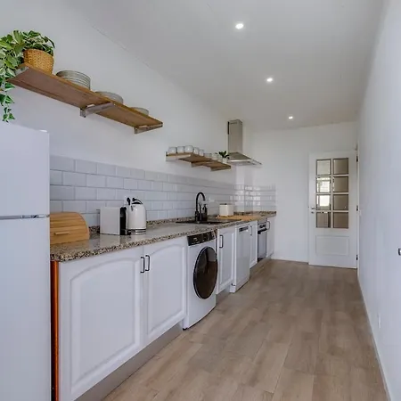 4 Bed Spacious New Renovated, Free Parking Close Pero Dias