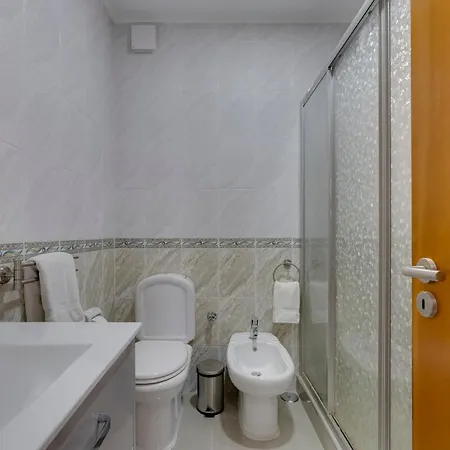 4 Bed Spacious New Renovated, Free Parking Close Appartement
