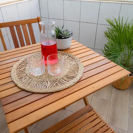 4 Bed Spacious New Renovated, Free Parking Close Appartement *