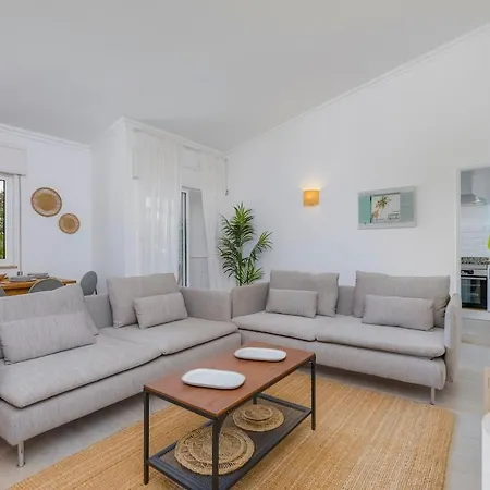 4 Bed Spacious New Renovated, Free Parking Close Appartement *