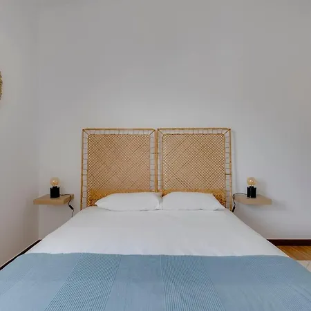 4 Bed Spacious New Renovated, Free Parking Close Appartement