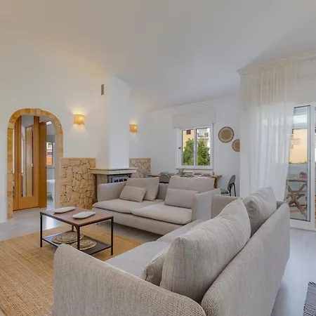 4 Bed Spacious New Renovated, Free Parking Close Appartement *