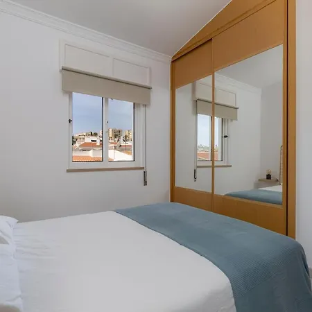 4 Bed Spacious New Renovated, Free Parking Close * Pero Dias