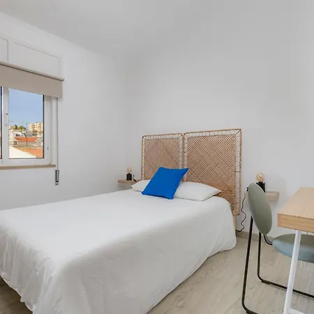 4 Bed Spacious New Renovated, Free Parking Close Appartement Pero Dias