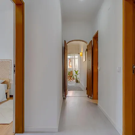 4 Bed Spacious New Renovated, Free Parking Close * Pero Dias